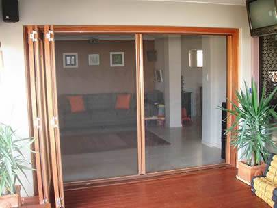 اثنين من الأبواب المنزلقة في المنزل مصنوعة من شاشة الحشرات المجلفنة.