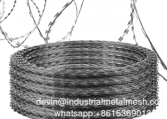 الأسلاك الشائكة المجلفنة سلك كونسرتينا مع سياج للحماية