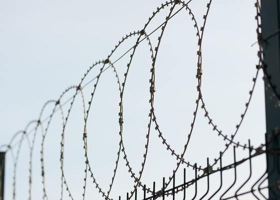 غطس ساخن معدني ذو شفرة Bto-22 Concertina Razor Wire قطر الملف 450mm