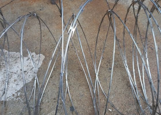 5٪ من PVC PE مغلفة معالجة السلك الشائك للحمية الشبكة / سياج المزرعة
