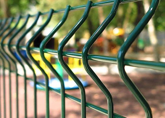 سياج منحني ثلاثي الأبعاد مصفوق سياج الشبكة مع القاعدة الأرضية