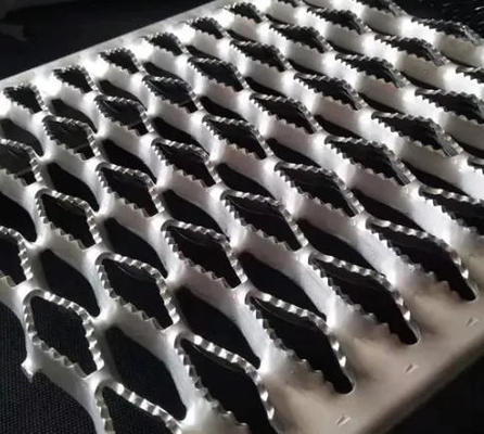 ممر منصة مضادة للانزلاق سلامة لوح شبك/درج من الفولاذ المقاوم للصدأ مثقوب قبضة دعامة