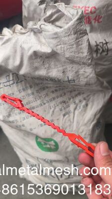 مشابك بلاستيكية حمراء تدخل بين سلك الكونسيرتينا والسلك