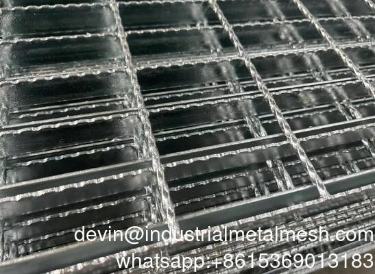 Q235/Q345 مادة التصميم المربع الحديدية المصنعة من الفولاذ المغلفة شبكة تصريف للخندق الكثير