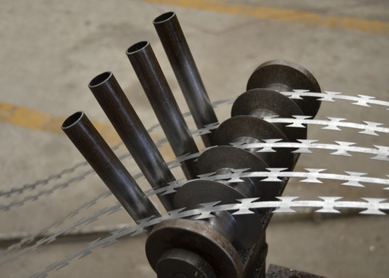 ينشئ Concertina Razor Wire حاجزًا أمنيًا لحماية الممتلكات
