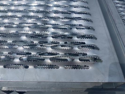 2MM جولة هول قبضة تبختر الصلب المجلفن صريف لمنصة درج EN قياسي
