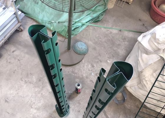 0.63m طويل القامة مسحوق المغلفة الأسلاك الملحومة سياج معدني منحني