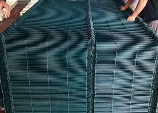 3D مثلث منحنى سياج معدني منحني لوحة الأمن شبكة سلكية ملحومة للحديقة