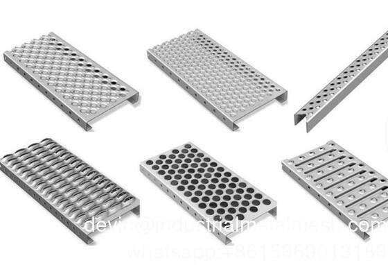 شبكة أمان مثقبة مقاومة للتآكل شديدة التحمل بفك التمساح مانعة للانزلاق ملحومة لمصافي النفط/محطات الطاقة