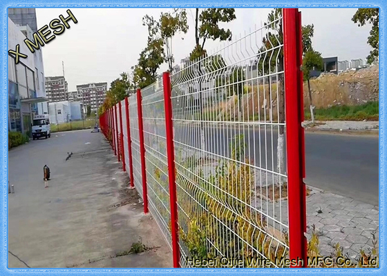 10 مقياس مثلث منحني سياج معدني 3D شبكة أسلاك السياج PVC الأسود المغلفة SGS المعتمدة