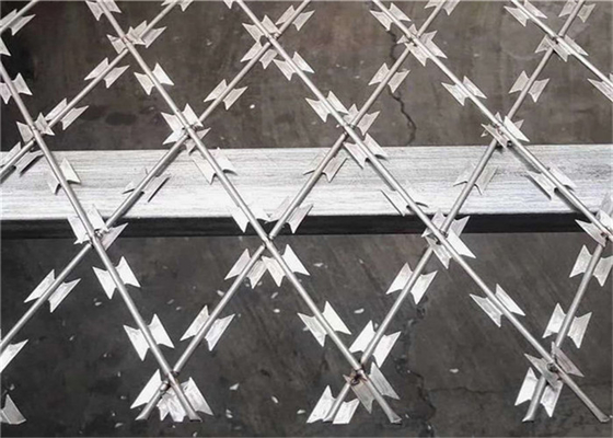 200gsm الساخنة انخفض المجلفن 75mmx150mm افتتاح شبكة الأسلاك الشائكة الملحومة الشائكة