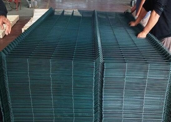 مقاومة التآكل 3d منحني شبكة أسلاك السياج الإطار المعدني مع الخوخ من نوع آخر